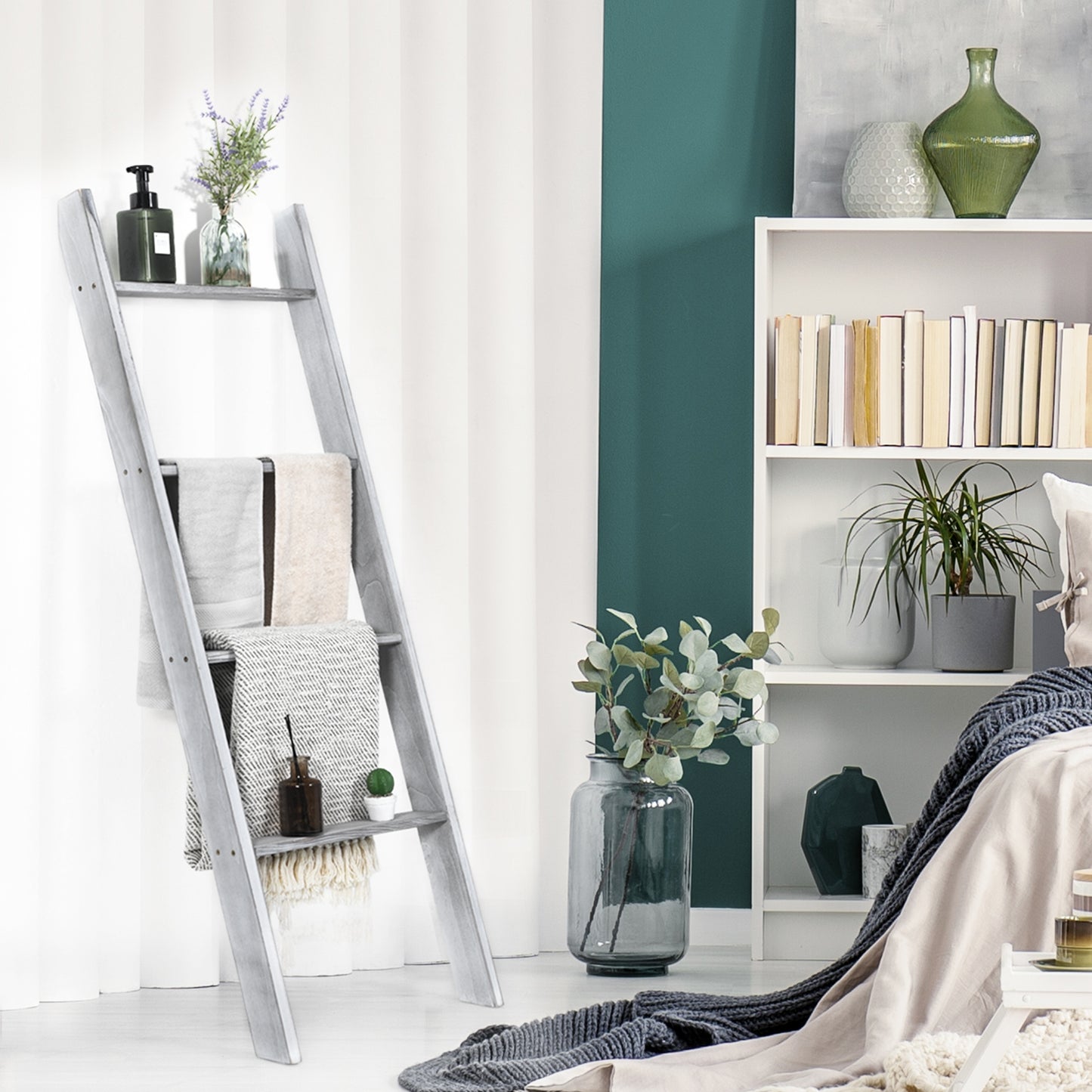 4 Tier Pine Wood Blanket Ladder with Non-Slip Feet for Stylish Storage